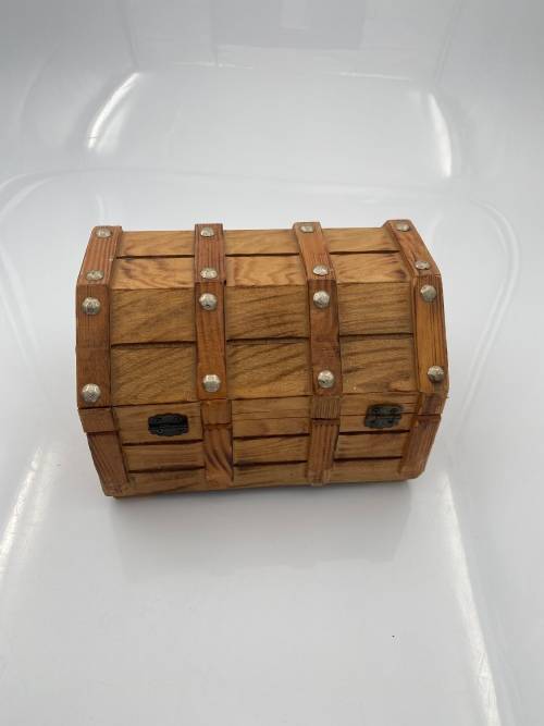 BEAUTIFUL HIGHLY DETAILED WOODEN JEWELLERY  BOX !!!!