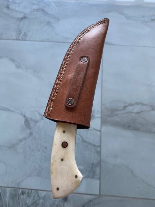 BEAUTIFUL KNIFE IN LEATHER POUCH 22CM TALL !!!