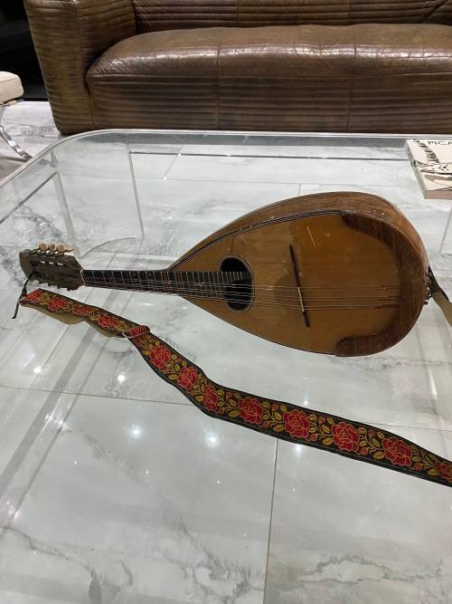 VINTAGE 8 STRING MANDOLIN DAMAGED NEED TO BE RESTORED AS SEEN ON PICTURES!!!!