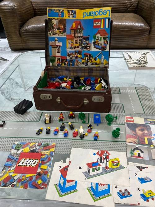 Collection of vintage legos bid for all as seen on pictures on case included!!!!