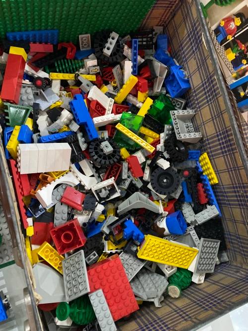 Collection of vintage legos bid for all as seen on pictures on case included!!!!