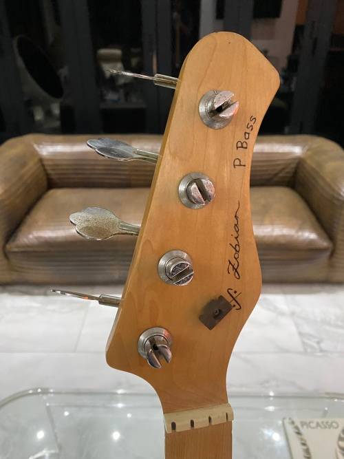 LARGE ELECTRICAL GUITAR NOT WORKING NEEDS TO BE RESTORED COMES WITH STAND !!