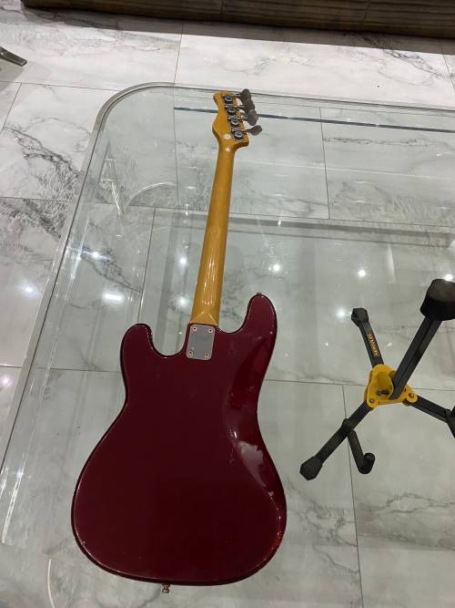 LARGE ELECTRICAL GUITAR NOT WORKING NEEDS TO BE RESTORED COMES WITH STAND !!