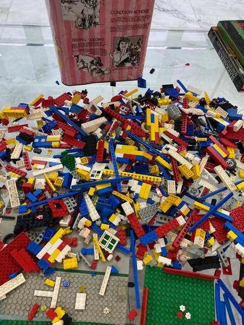 Massive collection of vintage Lego pieces bid for all !!!!