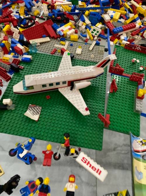 Massive collection of vintage Lego pieces bid for all !!!!