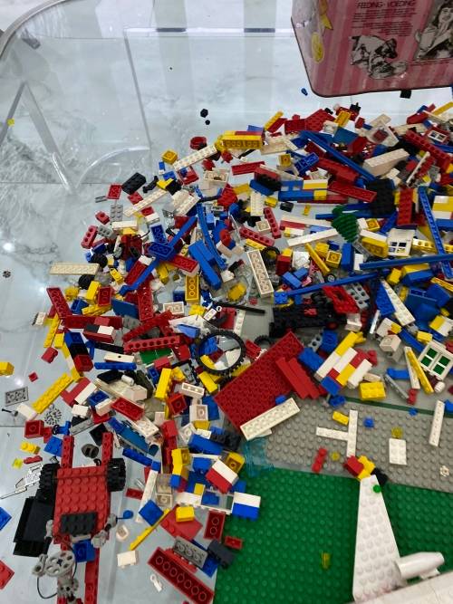 Massive collection of vintage Lego pieces bid for all !!!!