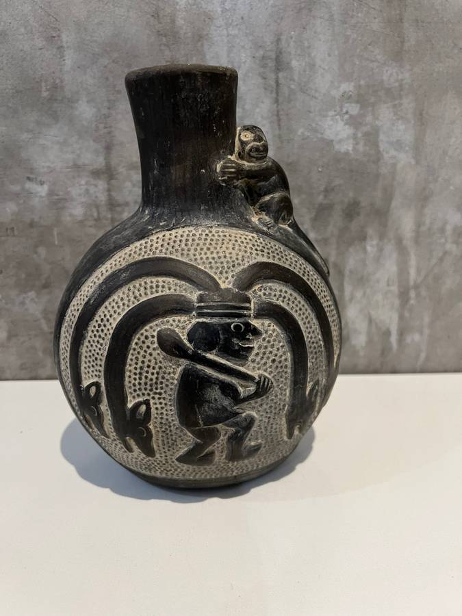 Highly detailed grey vase has chip on rim as show on picture 21CM tall !!!!