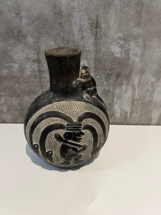 Highly detailed grey vase has chip on rim as show on picture 21CM tall !!!!