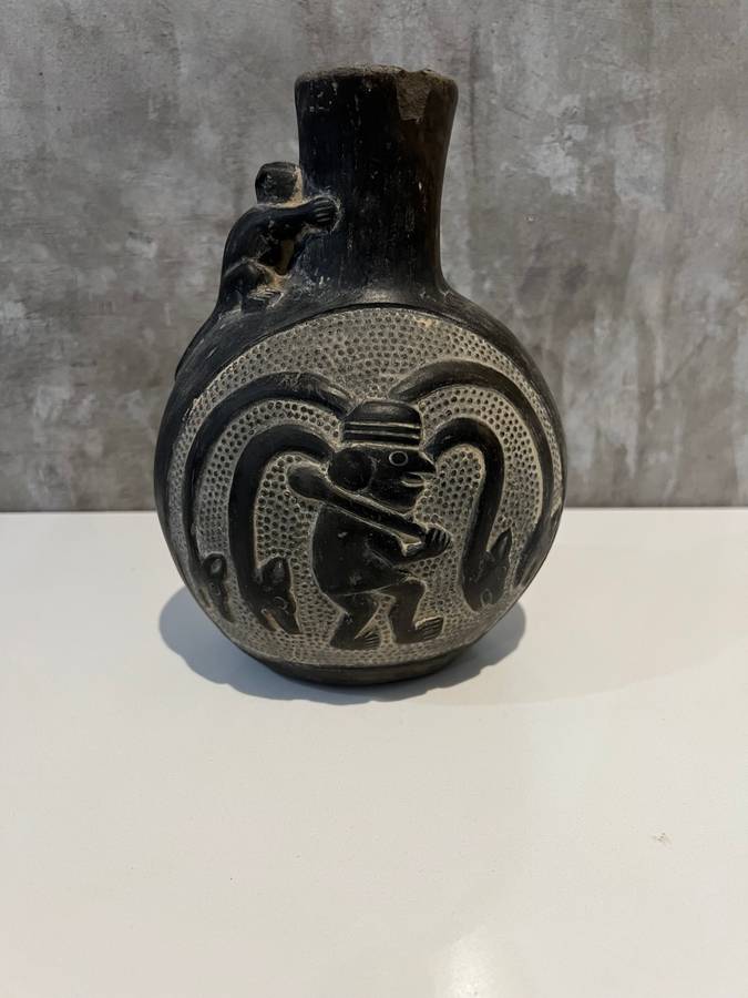 Highly detailed grey vase has chip on rim as show on picture 21CM tall !!!!