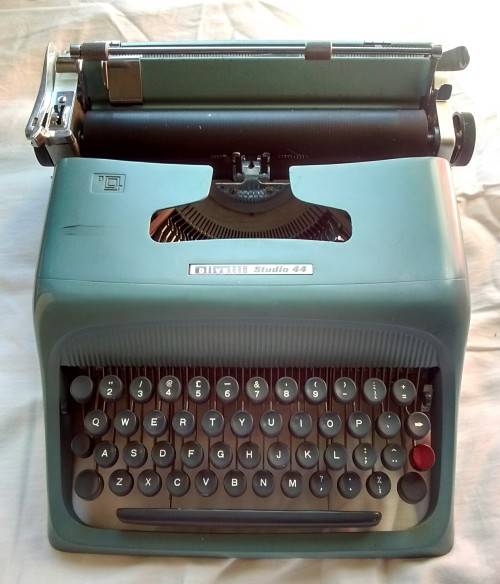 Antique Olivetti 40 Typewriter. Nick Condition