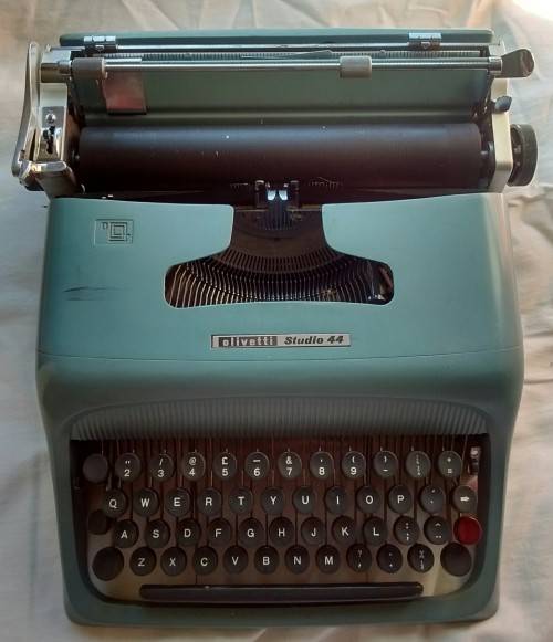 Antique Olivetti 40 Typewriter. Nick Condition