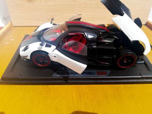 Pagani Zonda 5 Cinque White and Black 1/18 Diecast Model Car by Motormax