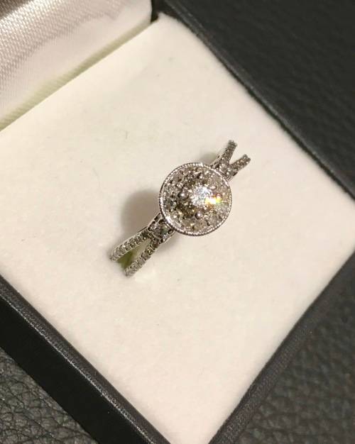 EYE CLEAN DIAMOND RING / WHITE GOLD - with CERTIFICATE