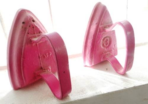 VINTAGE NO.3 & NO. 5 SAD IRONS   BOOK RESTS
