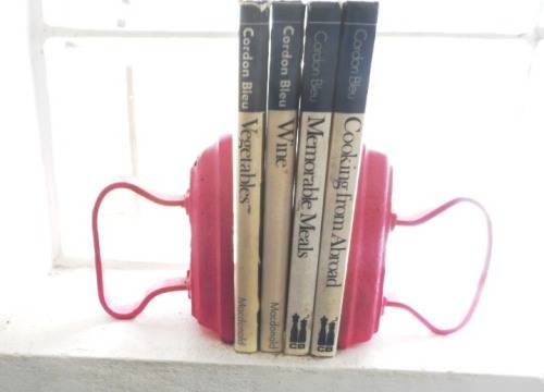 VINTAGE NO.3 & NO. 5 SAD IRONS   BOOK RESTS