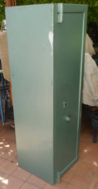 SAFE :FIVE RIFLE, SIDE ARM, AND AMMUNITION STEEL STORAGE SAFE