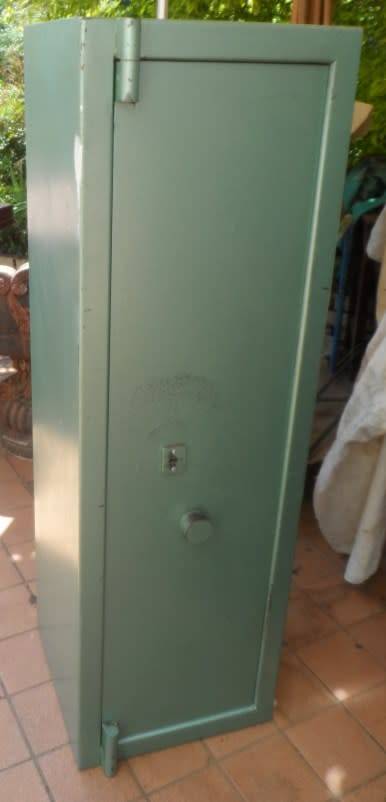 SAFE :FIVE RIFLE, SIDE ARM, AND AMMUNITION STEEL STORAGE SAFE