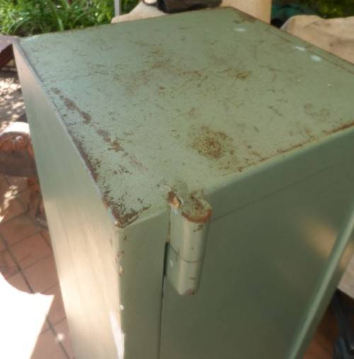 SAFE :FIVE RIFLE, SIDE ARM, AND AMMUNITION STEEL STORAGE SAFE