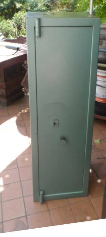 SAFE :FIVE RIFLE, SIDE ARM, AND AMMUNITION STEEL STORAGE SAFE