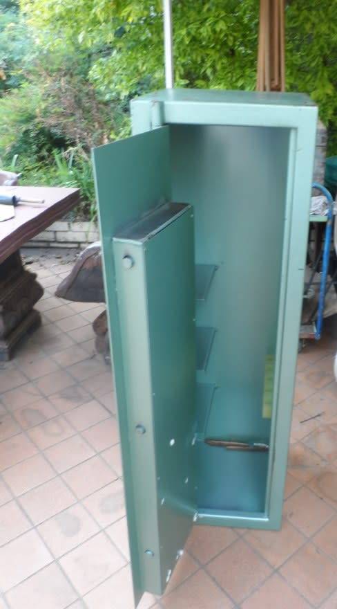 SAFE :FIVE RIFLE, SIDE ARM, AND AMMUNITION STEEL STORAGE SAFE