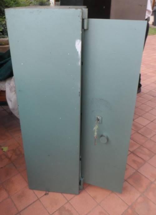 SAFE :FIVE RIFLE, SIDE ARM, AND AMMUNITION STEEL STORAGE SAFE