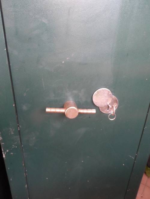 SAFE : STEEL STORAGE SAFE FOR 6 RIFLES . SIDE ARMS & AMMUNITION