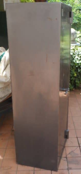 SAFE : STEEL STORAGE SAFE FOR 6 RIFLES . SIDE ARMS & AMMUNITION
