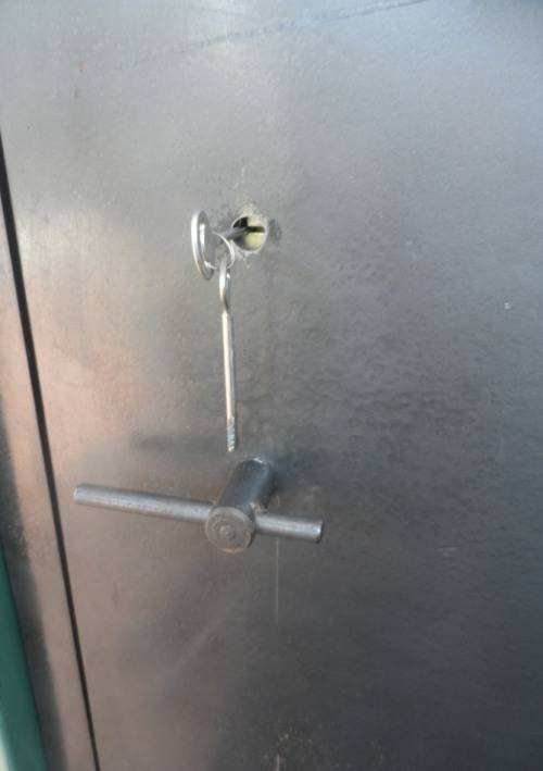 SAFE : STEEL STORAGE SAFE FOR 6 RIFLES . SIDE ARMS & AMMUNITION