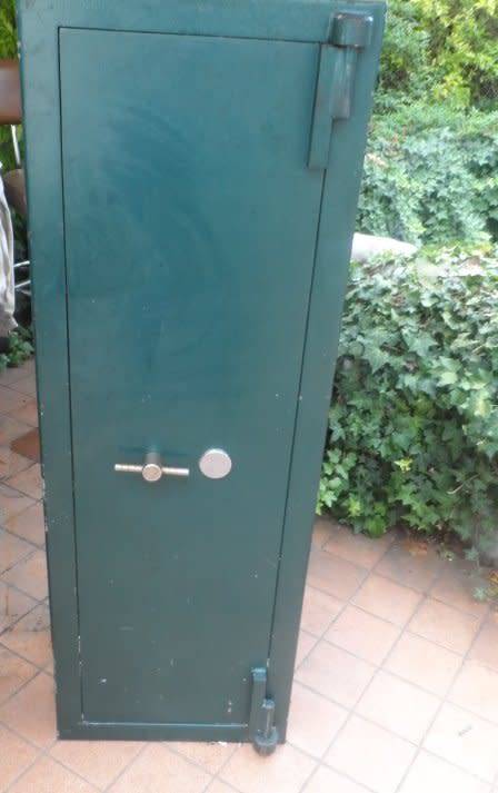 SAFE : STEEL STORAGE SAFE FOR 6 RIFLES . SIDE ARMS & AMMUNITION