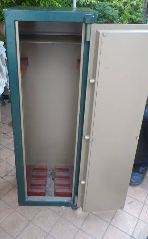 SAFE : STEEL STORAGE SAFE FOR 6 RIFLES . SIDE ARMS & AMMUNITION