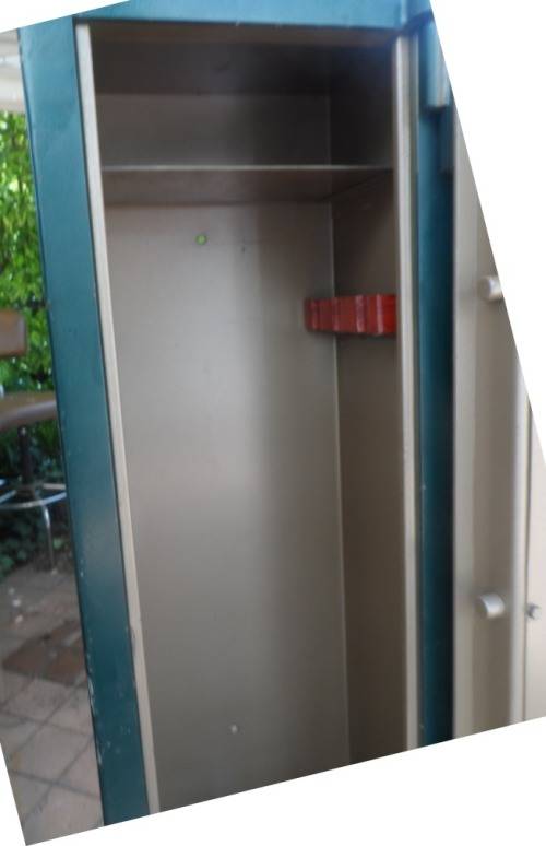 SAFE : STEEL STORAGE SAFE FOR 6 RIFLES . SIDE ARMS & AMMUNITION