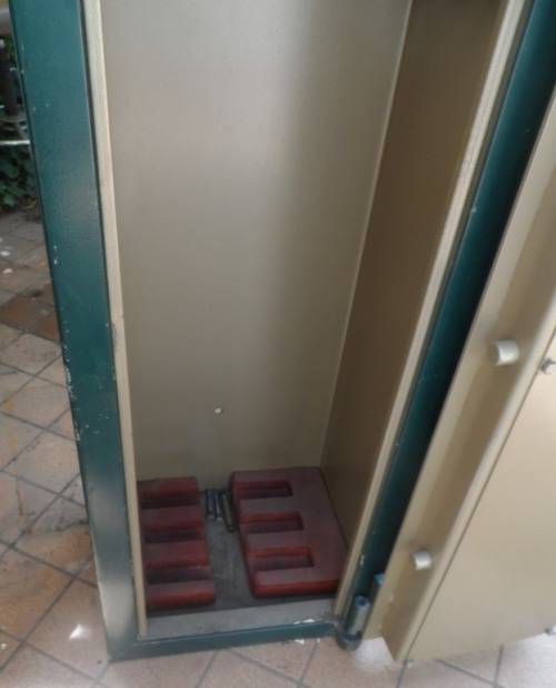 SAFE : STEEL STORAGE SAFE FOR 6 RIFLES . SIDE ARMS & AMMUNITION