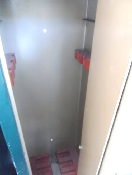 SAFE : STEEL STORAGE SAFE FOR 6 RIFLES . SIDE ARMS & AMMUNITION