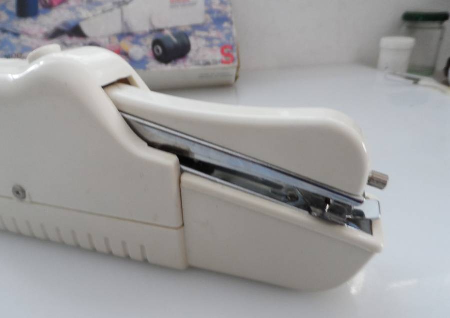 SINGER , PORTABLE, MINI MENDER model CFX300KN