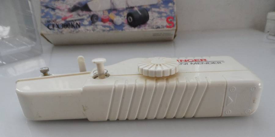 SINGER , PORTABLE, MINI MENDER model CFX300KN