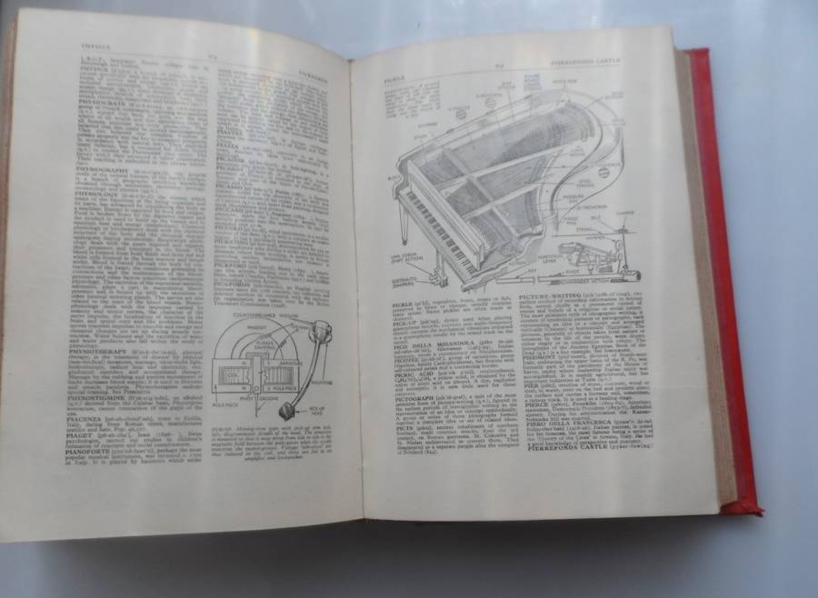 OLDHAMS  THE ILLUSTRATED ENCYCLOPAEDIA  VINTAGE HARD BOUND REPRINT 1960, 969 pages 20 pics fc 37 bw