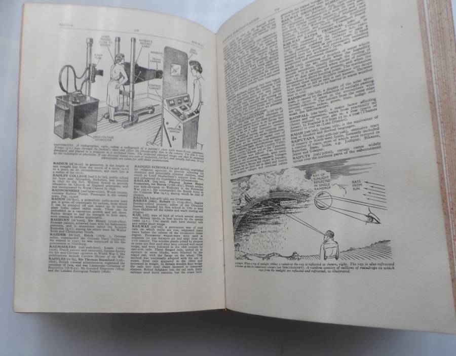 OLDHAMS  THE ILLUSTRATED ENCYCLOPAEDIA  VINTAGE HARD BOUND REPRINT 1960, 969 pages 20 pics fc 37 bw