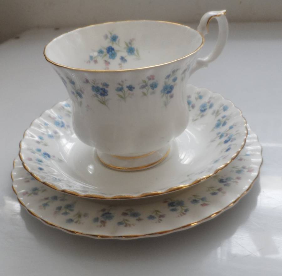 ROYAL ALBERT `MEMORY LANE ` TRIOS    6 available