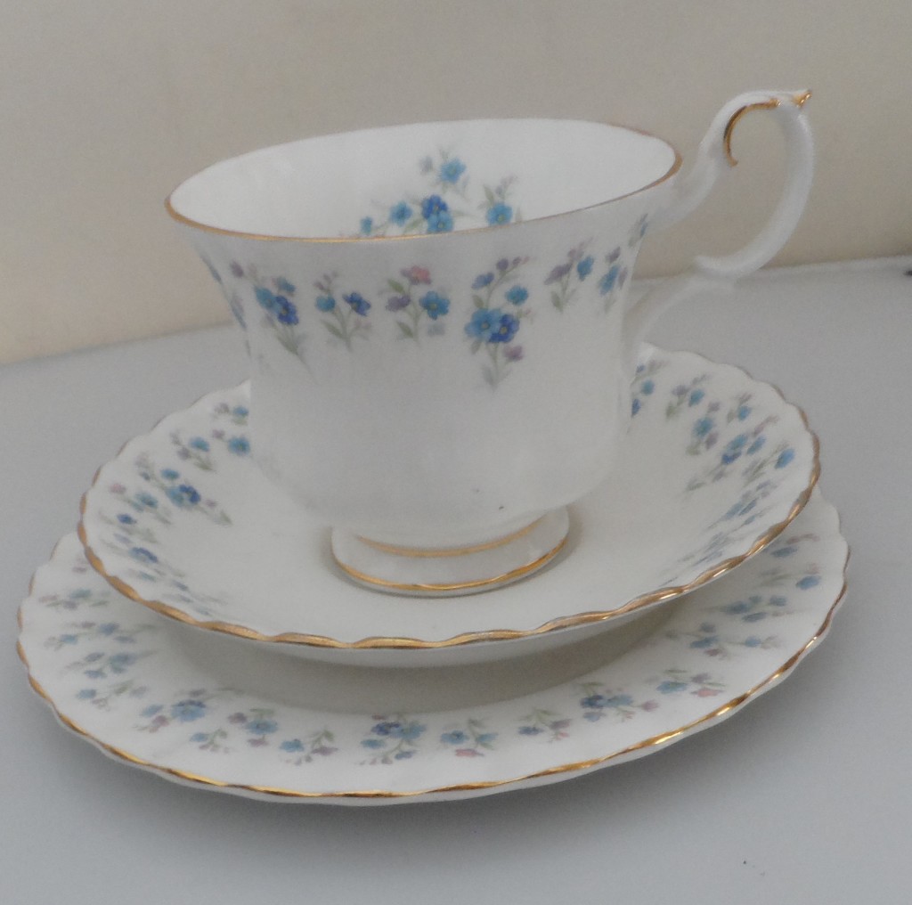 ROYAL ALBERT `MEMORY LANE ` TRIOS    6 available