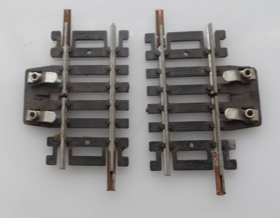 HO RAIL TRACKs , LIMA ITALY ,2 X  SHORT STRAIGHT 50 mm, 2 ins , CONNECTORS