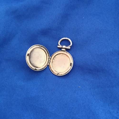 Vintage beautiful Rose Locket with filigree.