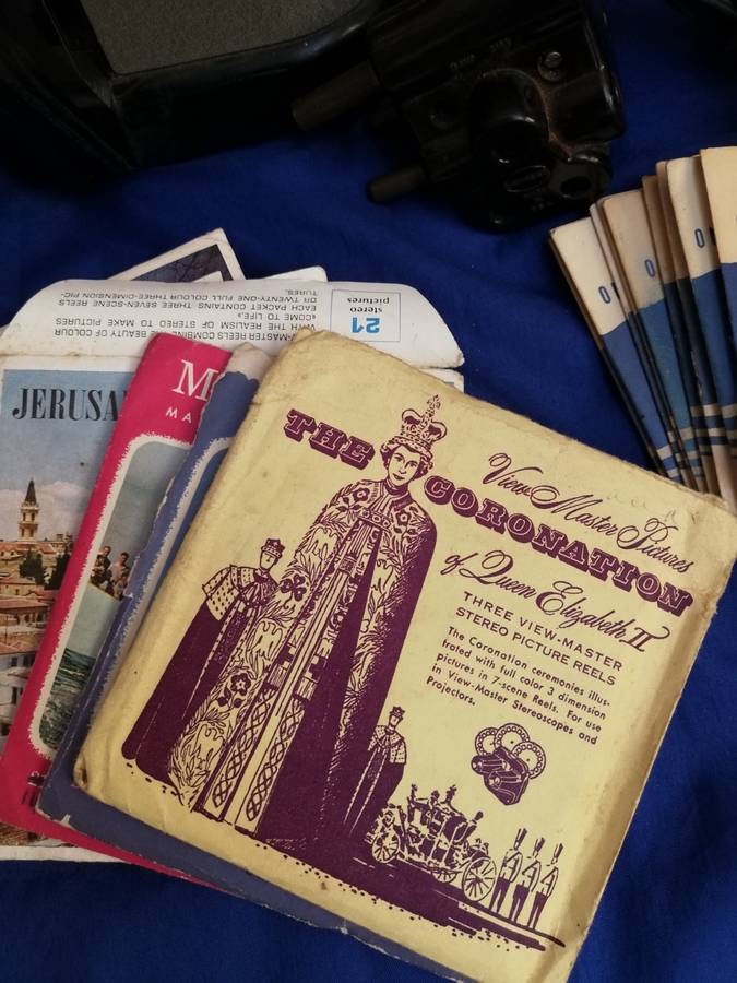 Amazing1950s Sawyers Vintage Viewmaster 3 D Viewer, Junior Projector and around 56 different reels.