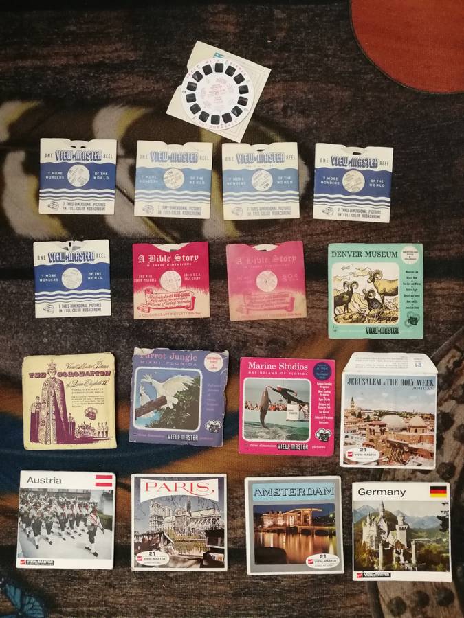 Amazing1950s Sawyers Vintage Viewmaster 3 D Viewer, Junior Projector and around 56 different reels.