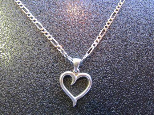 A Pretty Sterling Silver Pendant & Chain
