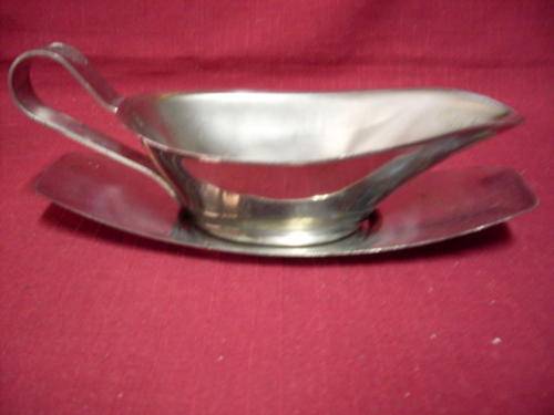STAINLESS STEEL GRAVY BOAT AND PLATE
