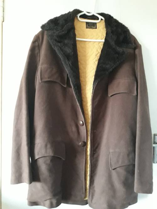 Mens Jacket \ Coat. size 38. Brown with Dark brown Faux Fur Collar.