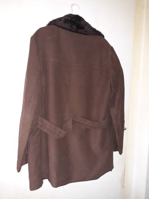 Mens Jacket \ Coat. size 38. Brown with Dark brown Faux Fur Collar.