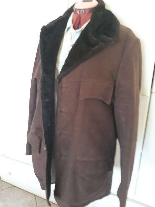 Mens Jacket \ Coat. size 38. Brown with Dark brown Faux Fur Collar.