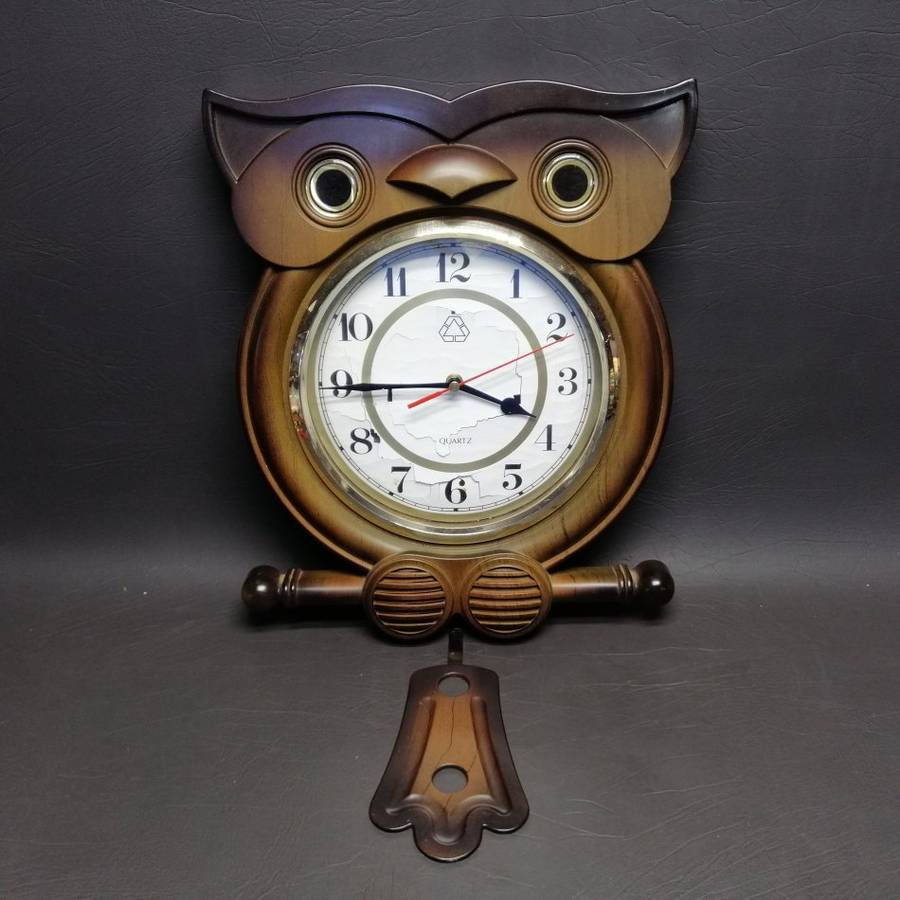 RARE!!! LARGE Original Vintage Owl Wood Finished Wall Clock (Clock Works, Pendulum Not Tested)