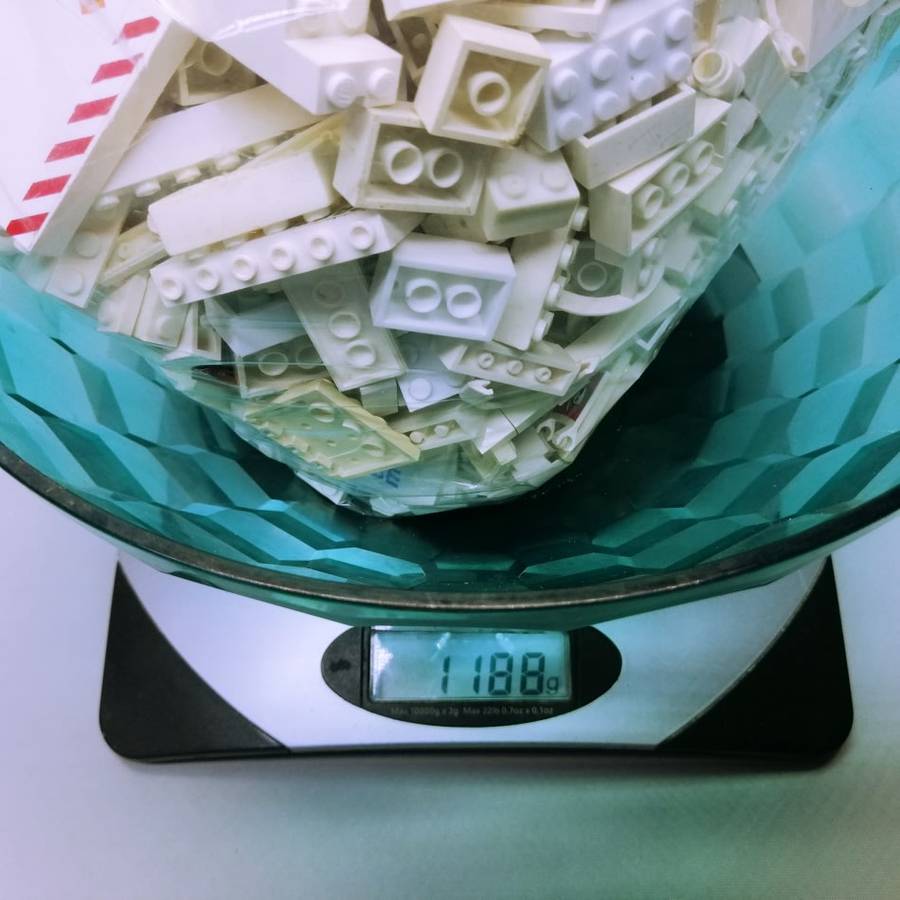 MASSIVE!!! Over 10kg of Original Lego Blocks Sorted to Colors (Some Original Manuals Included)